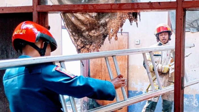 Petugas Damkar Ciamis sedang memadamkan api yang membakar rumah Haerudin.