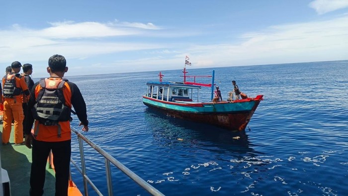 Petugas saat mengevakuasi kapal nelayan yang mati mesin