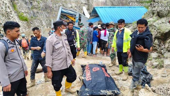 Petugas saat mengevakuasi korban tewas bencana banjir di Taput. (Foto: dok. Polres Taput)