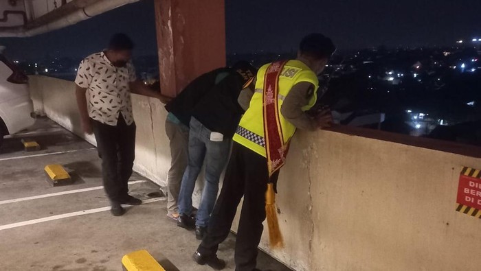 Pihak kepolisian melakukan evaluasi dan olah TKP perempuan melompat dari lantai 4A Neo Solo Grand Mall, Minggu (30/11/2025).