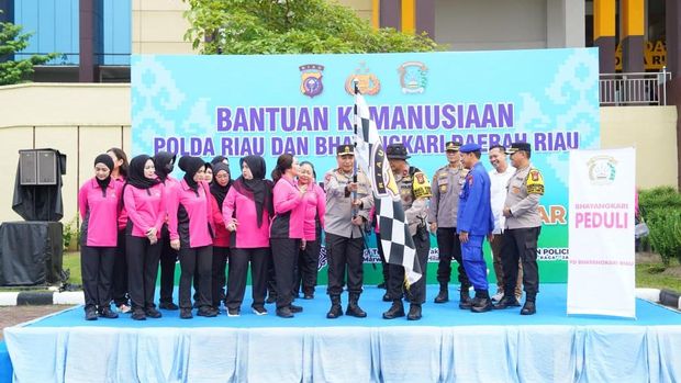 Polda Riau kembali mengirimkan 6 truk bantuan untuk misi kemanusiaan di Aceh, Sumatera Utara, dan Sumatera Barat. Bantuan dilepas langsung oleh Kapolda Irjen Herry Heryawan.