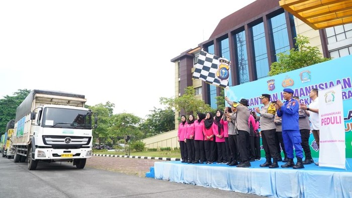 Polda Riau kembali mengirimkan 6 truk bantuan untuk misi kemanusiaan di Aceh, Sumatera Utara, dan Sumatera Barat. Bantuan dilepas langsung oleh Kapolda Irjen Herry Heryawan.