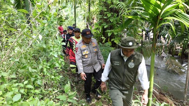 Polda Riau mengirimkan personel BKO untuk membantu pencarian korban longsor dan banjir bandang di Sumbar, Minggu (30/11/2025).