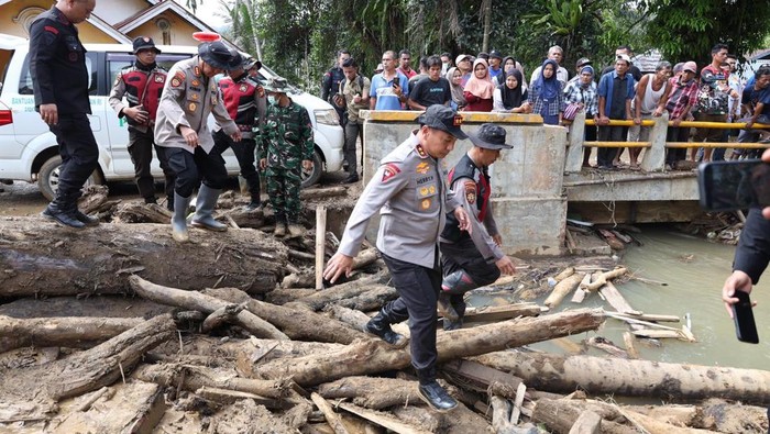Polda Riau mengirimkan personel BKO untuk membantu pencarian korban longsor dan banjir bandang di Sumbar, Minggu (30/11/2025).
