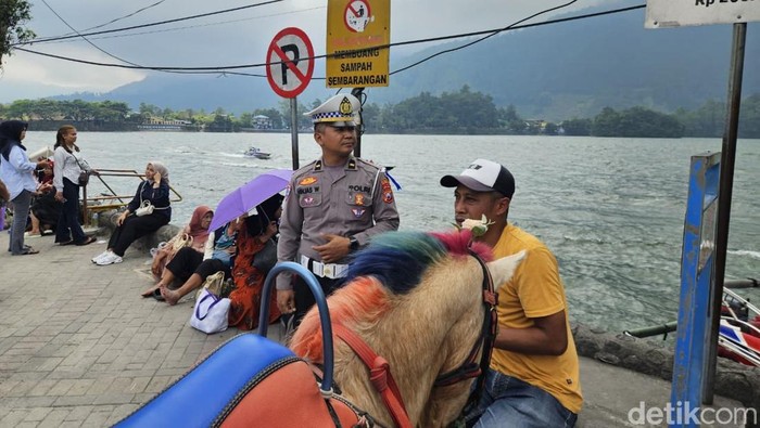 Polisi Blusukan ke Telaga Sarangan Ajak Wisatawan Tertib Berlalu Lintas