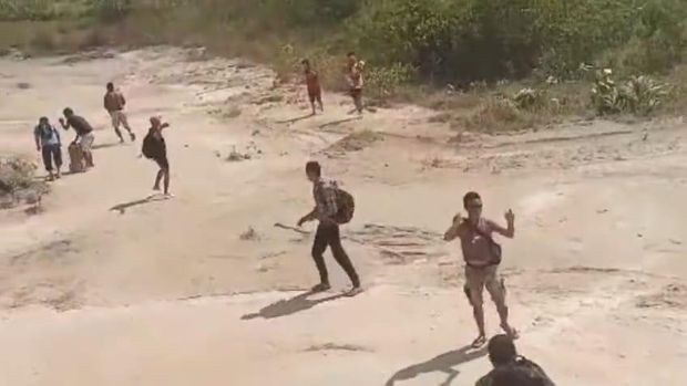 Polri kirim bantuan ke korban banjir Tapanuli Sumut dengan helikopter.