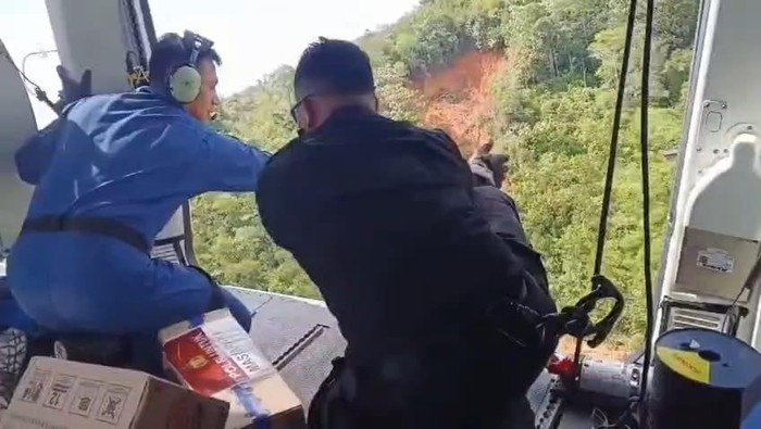 Polri kirim bantuan ke korban banjir Tapanuli Sumut dengan helikopter.