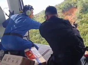 Polri Lanjut Kirim Bantuan Makanan-Selimut ke Tapanuli Sumut Via Heli