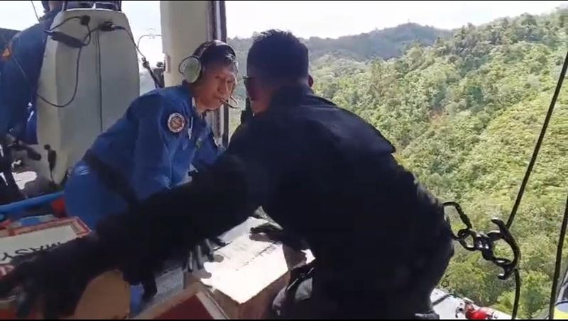 Polri kirim bantuan ke korban banjir Tapanuli Sumut dengan helikopter.