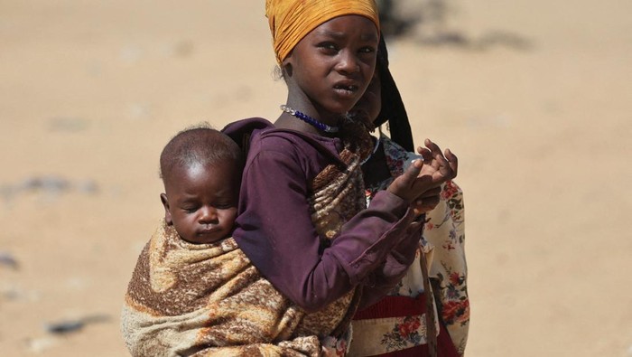 Di tengah konflik yang tak kunjung mereda di Sudan, ribuan warga Darfur kembali menghadapi kenyataan pahit: hidup di pengungsian tanpa kepastian. Salah satu potret paling kuat terlihat di kamp pengungsi Iridimi, di provinsi Wadi Fira, Chad timur, tempat anak-anak menjadi simbol ketabahan sekaligus korban paling rentan dari perang berkepanjangan. REUTERS/Amr Abdallah Dalsh