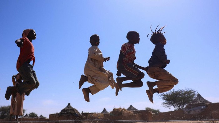 Di tengah konflik yang tak kunjung mereda di Sudan, ribuan warga Darfur kembali menghadapi kenyataan pahit: hidup di pengungsian tanpa kepastian. Salah satu potret paling kuat terlihat di kamp pengungsi Iridimi, di provinsi Wadi Fira, Chad timur, tempat anak-anak menjadi simbol ketabahan sekaligus korban paling rentan dari perang berkepanjangan. REUTERS/Amr Abdallah Dalsh