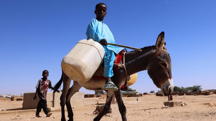 Di tengah konflik yang tak kunjung mereda di Sudan, ribuan warga Darfur kembali menghadapi kenyataan pahit: hidup di pengungsian tanpa kepastian. Salah satu potret paling kuat terlihat di kamp pengungsi Iridimi, di provinsi Wadi Fira, Chad timur, tempat anak-anak menjadi simbol ketabahan sekaligus korban paling rentan dari perang berkepanjangan. REUTERS/Amr Abdallah Dalsh