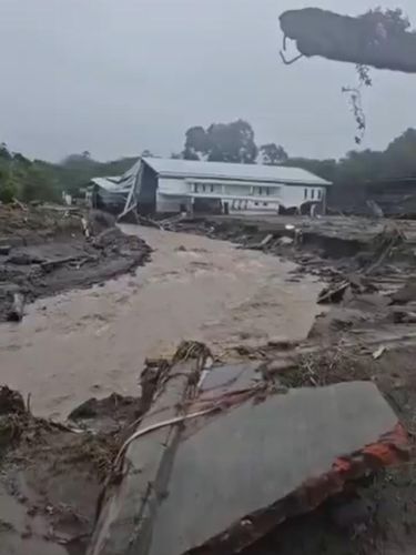 Pria yang jalan kaki dari Aceh menuju Medan  karena bencana banjir lumpuhkan akses & logistik.
