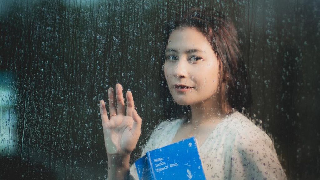 Prilly Latuconsina Tuangkan Perjalanan Emosional Lewat Buku