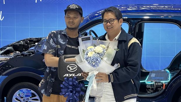 Prosesi penyerahan Daihatsu Ayla Retro Future kepada pemenang Prosesi penyerahan Daihatsu Ayla Retro Future kepada pemenang