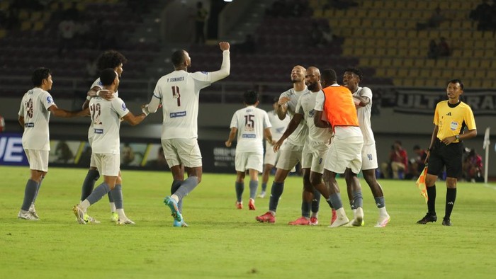 PSM Makassar merayakan kemenangan 4-3 atas Persis Solo di Stadion Manahan dalam laga Super League.
