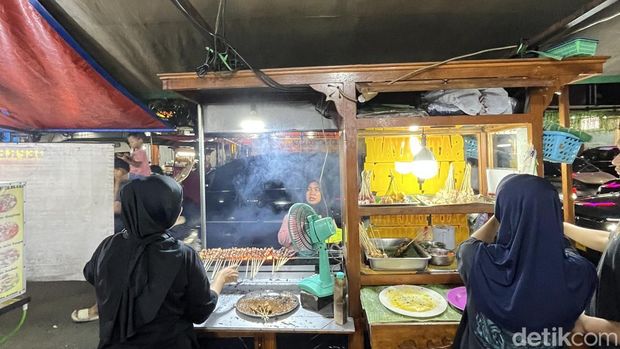 QRIS BRI dalam Jelajah Rasa di Jalan Sabang dan Cikini QRIS BRI dalam Jelajah Rasa di Jalan Sabang dan Cikini