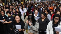 Para pelayat menghadiri pertemuan doa untuk para korban kebakaran mematikan yang terjadi pada hari Rabu di kompleks perumahan Wang Fuk Court di Tai Po, Hong Kong, Tiongkok, Minggu (30/11/2025). REUTERS/Amr Alfiky