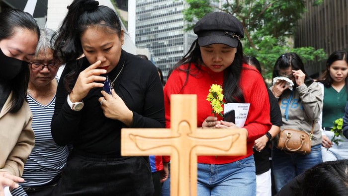 Ratusan pelayat berkumpul dalam suasana haru di kawasan Wang Fuk Court, Tai Po, Hong Kong, pada Minggu (30/11/2025), untuk menghadiri pertemuan doa bagi para korban kebakaran tragis yang terjadi pada Rabu lalu. Deretan lilin, rangkaian bunga, dan wajah-wajah sendu mewarnai lokasi, menciptakan momen hening yang penuh duka. REUTERS/Amr Alfiky