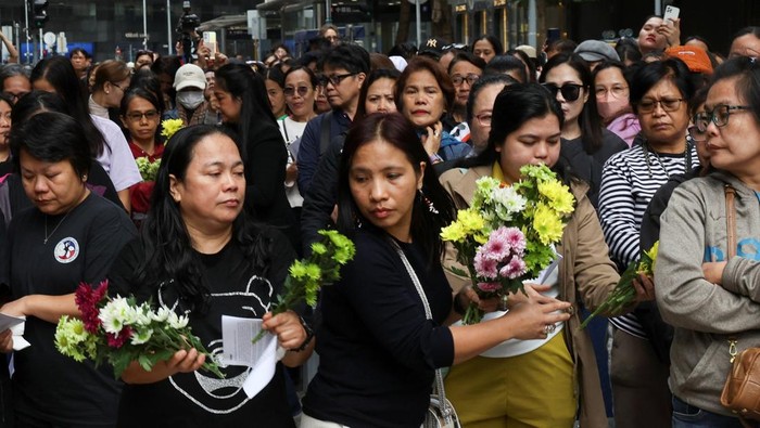 Ratusan pelayat berkumpul dalam suasana haru di kawasan Wang Fuk Court, Tai Po, Hong Kong, pada Minggu (30/11/2025), untuk menghadiri pertemuan doa bagi para korban kebakaran tragis yang terjadi pada Rabu lalu. Deretan lilin, rangkaian bunga, dan wajah-wajah sendu mewarnai lokasi, menciptakan momen hening yang penuh duka. REUTERS/Amr Alfiky