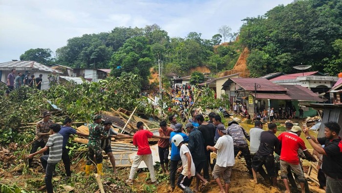 Rumah warga mengalami rusak parah usai diterjang bencana. (Foto: dok. Polda Sumut)