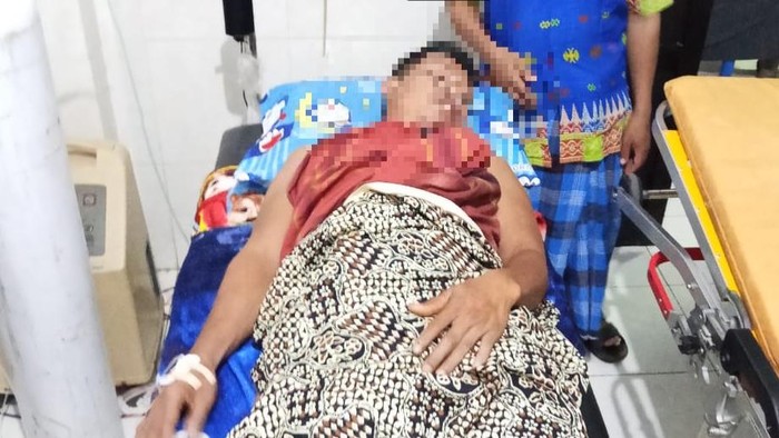 ‎Salah satu korban tanah longsor di sebuah galian emas diduga ilegal di Dusun Kuta Dua, Desa Kuta, Lombok Tengah, saat dirawat di Rumah Sakit. Foto: (Polres Lombok Tengah)