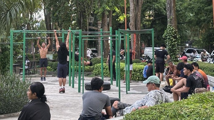 Sejumlah masyarakat memanfaatkan fasilitas gym gratis di Lapangan Puputan Badung I Gusti Ngurah Made Agung, Denpasar, (Foto: Dinda Anatasya/detikBali)