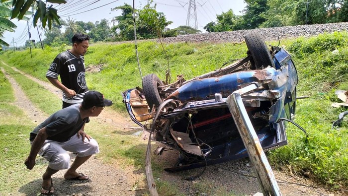 Sekeluarga tewas tertabrak kereta di Pasuruan