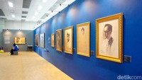 Deretan potret karya sang maestro menghiasi ruang publik, membawa seni lebih dekat ke masyarakat. Pameran ini digelar hingga 30 November 2025.