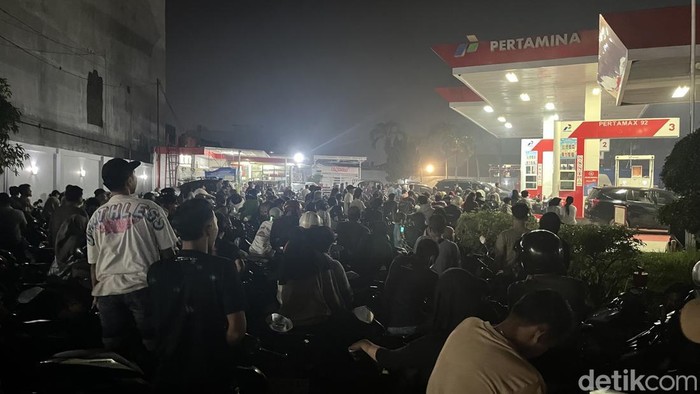 Seratusan pengendara mengantre membeli bbm di SPBU Pancing Medan, Minggu (30/11/2025) malam. (Kartika/detikcom)