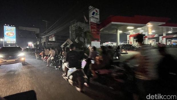 Seratusan pengendara mengantre membeli bbm di SPBU Pancing Medan, Minggu (30/11/2025) malam. (Kartika/detikcom) Seratusan pengendara mengantre membeli bbm di SPBU Pancing Medan, Minggu (30/11/2025) malam. (Kartika/detikcom)