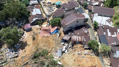 Foto udara dampak banjir bandang yang melanda pemukiman penduduk di Jalan Murai, Sibolga, Sumatera Utara, Minggu (30/11/2025). Berdasarkan data dari Polda Sumatera Utara jumlah korban meninggal dunia akibat bencana banjir bandang dan tanah longsor di Sibolga hingga Minggu (30/11) pukul 09:00 WIB sebanyak 32 jiwa dan 65 orang lainnya masih dinyatakan hilang dan dalam pencarian. ANTARA FOTO/Muhammad Irsal