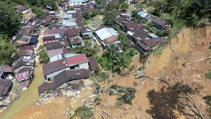 Foto udara dampak banjir bandang yang melanda pemukiman penduduk di Jalan Murai, Sibolga, Sumatera Utara, Minggu (30/11/2025). Berdasarkan data dari Polda Sumatera Utara jumlah korban meninggal dunia akibat bencana banjir bandang dan tanah longsor di Sibolga hingga Minggu (30/11) pukul 09:00 WIB sebanyak 32 jiwa dan 65 orang lainnya masih dinyatakan hilang dan dalam pencarian. ANTARA FOTO/Muhammad Irsal