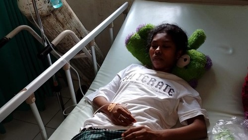 SPI (22), dirawat di RSUD Larantuka, Flores Timur, gegara dihantam pemuda inisial M saat tegur menghidupkan musik terlalu keras, Minggu (30/11/2025) dini hari. (Foto: Istimewa)