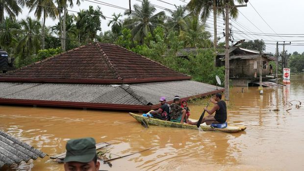Sri Lanka menetapkan status darurat nasional pada Sabtu (29/11), setelah banjir bandang dan longsor yang dipicu Siklon Ditwah. (REUTERS/ Thilina Kaluthotage)