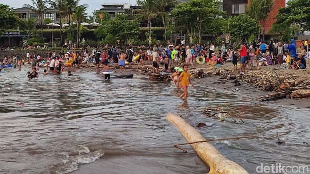 Suasana Sunset dan pengunjung di Pantai Perancak Berawa, Desa Tibubeneng, Kuta Utara, Badung, Minggu (30/11/2025). (Ahmad Firizqi Irwan/detikBali) Suasana Sunset dan pengunjung di Pantai Perancak Berawa, Desa Tibubeneng, Kuta Utara, Badung, Minggu (30/11/2025). (Ahmad Firizqi Irwan/detikBali)