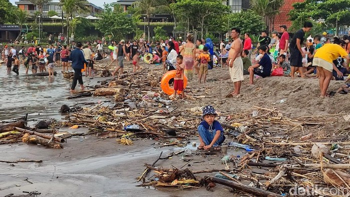 Suasana Sunset dan pengunjung di Pantai Perancak Berawa, Desa Tibubeneng, Kuta Utara, Badung, Minggu (30/11/2025). (Ahmad Firizqi Irwan/detikBali)