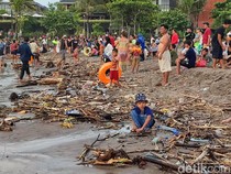 Video: Pantai Perancak Berawa Ramai Wisatawan Meski Dipenuhi Sampah Kayu