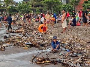Riuh Pantai Perancak Berawa Saat Manis Kuningan dan Sampah Kayu yang Mengganggu