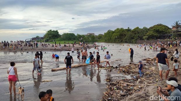 Suasana Sunset dan pengunjung di Pantai Perancak Berawa, Desa Tibubeneng, Kuta Utara, Badung, Minggu (30/11/2025). (Ahmad Firizqi Irwan/detikBali) Suasana Sunset dan pengunjung di Pantai Perancak Berawa, Desa Tibubeneng, Kuta Utara, Badung, Minggu (30/11/2025). (Ahmad Firizqi Irwan/detikBali)