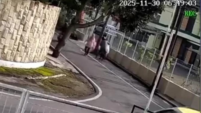 Tangkapan layar video aksi penjambretan di Kecamatan Kedungkandang, Kota Malang.