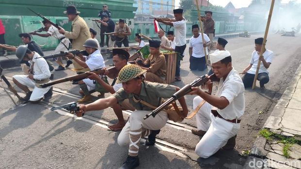 Teatrikal Pertempuran di Jembatan Sepanjang Sidoarjo.