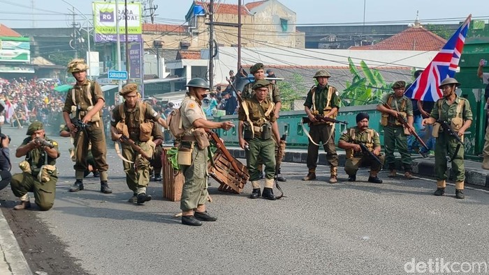 Teatrikal Pertempuran di Jembatan Sepanjang Sidoarjo.