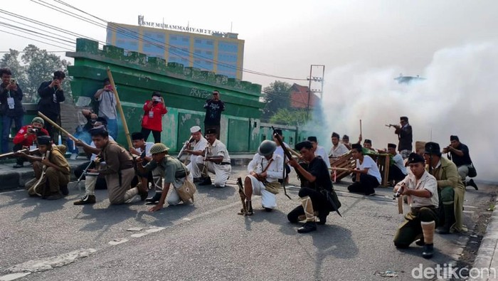 Teatrikal Pertempuran di Jembatan Sepanjang Sidoarjo.