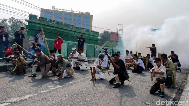 Teatrikal Pertempuran di Jembatan Sepanjang Sidoarjo. Teatrikal Pertempuran di Jembatan Sepanjang Sidoarjo.