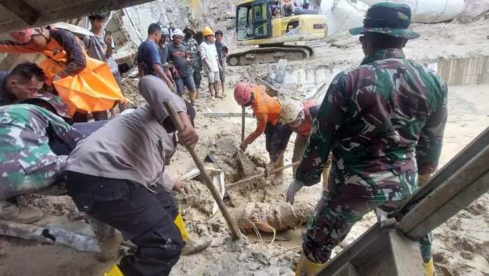 Teks foto: Tim SAR gabungan saat mencari korban tertimbun longsor. (Foto: dok. Kepala Kantor Pencarian dan Pertolongan Kelas A Medan)