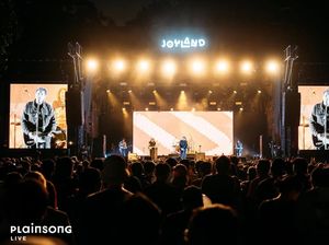 Pakai Jersey Bepe, Vokalis The Pains of Being Pure at Heart Ikut Rayain HUT Persija