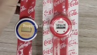 Jam tangan ini adalah hadiah dari menukarkan tutup botol pada masa promosi Coca Cola di sekitar tahun 1999. Jamnya unik karena cara pakainya langsung dijepret ke pergelangan tangan. Foto: Instagram nostalgiagallery.id