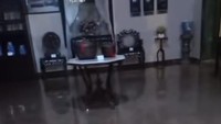 Meja antik juga turut terendam. (Tangkapan Layar Instagram @anggieatjong)