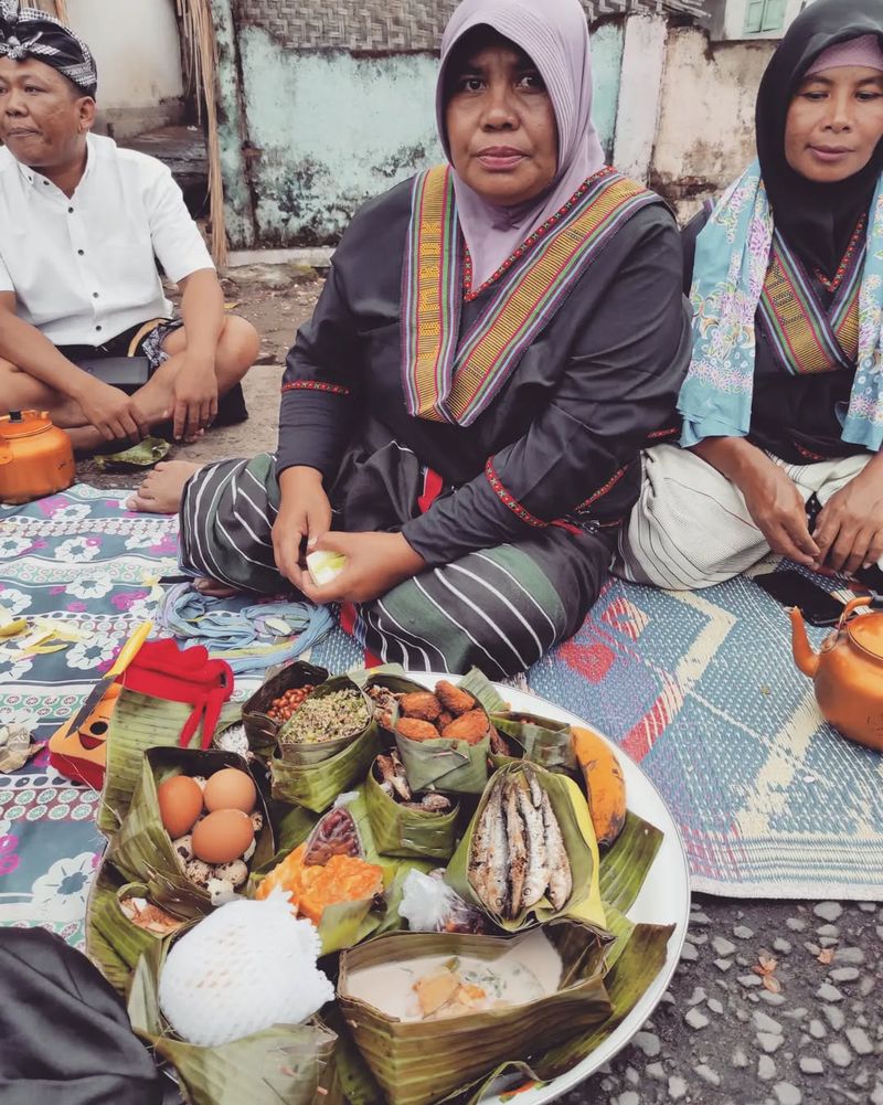 Tradisi Betetulak Bala digelar setiap tahunnya di Desa Pengadangan, Pringgasela, Lombok Timur, NTB. ( Instagram @indriana_mitra_sari)